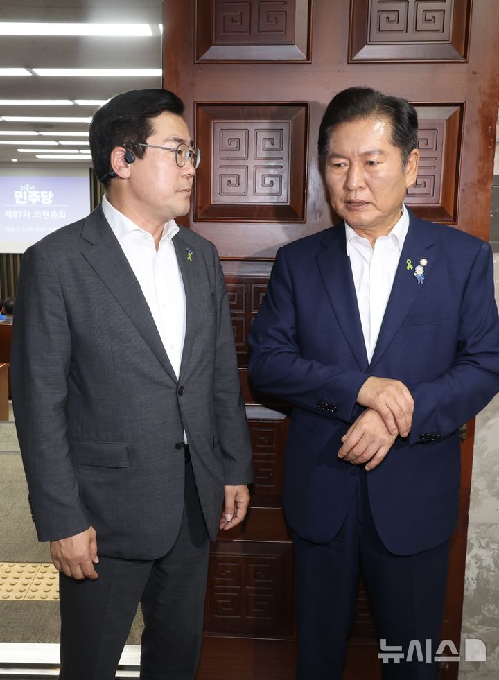 [서울=뉴시스] 조성봉 기자 = 더불어민주당 당대표 출마를 선언한 정청래, 박찬대(왼쪽) 의원이 3일 오후 서울 여의도 국회에서 열린 비공개 의원총회에서 대화를 하고 있다.2025.07.03. suncho21@newsis.com 