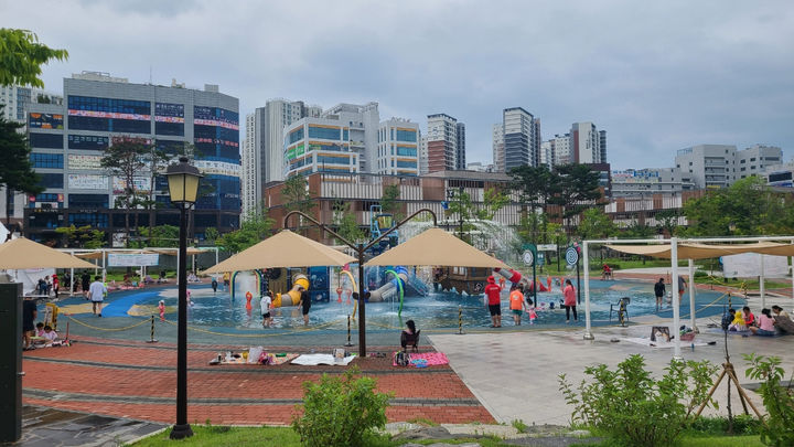 [화성=뉴시스] 경기 화성시가 지난해 봉담읍 삼봉근린공원애 설치한 물놀이장. (사진=화성시 제공) 2025.07.03. photo@newsis.com *재판매 및 DB 금지