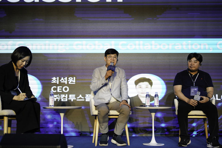 [서울=뉴시스] 컴투스플랫폼은 텐센트 클라우드가 주최한 '텐센트 클라우드 데이'에 연사와 패널로 참여해 자사 게임 백엔드 서비스 '하이브' 효용성을 소개했다고 3일 밝혔다. 사진은 최석원 컴투스플랫폼 대표가 패널 토론에 참석한 모습 (사진=컴투스플랫폼 제공) *재판매 및 DB 금지