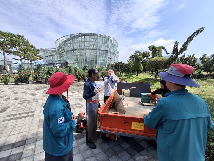 [거창=뉴시스] 거창군 폭염대비 현업종사자 온열질환 예방 점검 (사진=거창군 제공) 2025. 07. 03. photo@newsis.com *재판매 및 DB 금지