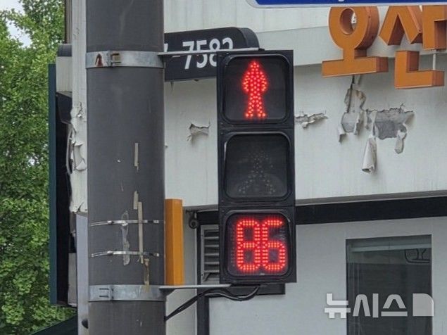 [오산=뉴시스] 보행신호등 적색 잔여시간 표시기. (사진=오산시 제공) 2025.07.03. photo@newsis.com 