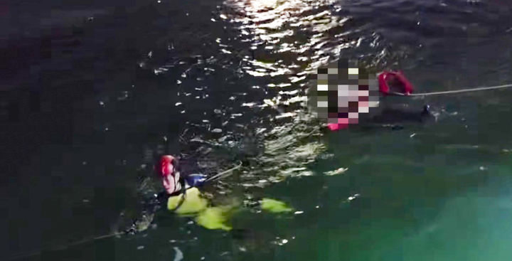 [목포=뉴시스] 목포해경 남항파출소 소속 장진원(아래) 경장이 2일 오후 전남 목포여객선터미널 주변 해상에서 60대 남성 익수자 A씨를 구조하고 있다. (사진 = 목포해경 제공) 2025.07.03. photo@newsis.com *재판매 및 DB 금지