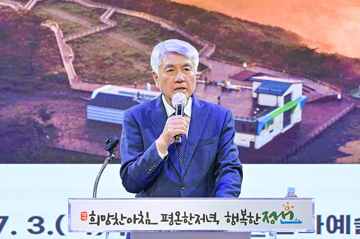 3일 정선문화예술회관 공연장에서 열린 노인복지시설 종사자 150여 명을 대상으로 한 ‘노인인권 집합교육’에서 최승준 정선군수가 인사말을 하고 있다.(사진=정선군 제공) *재판매 및 DB 금지