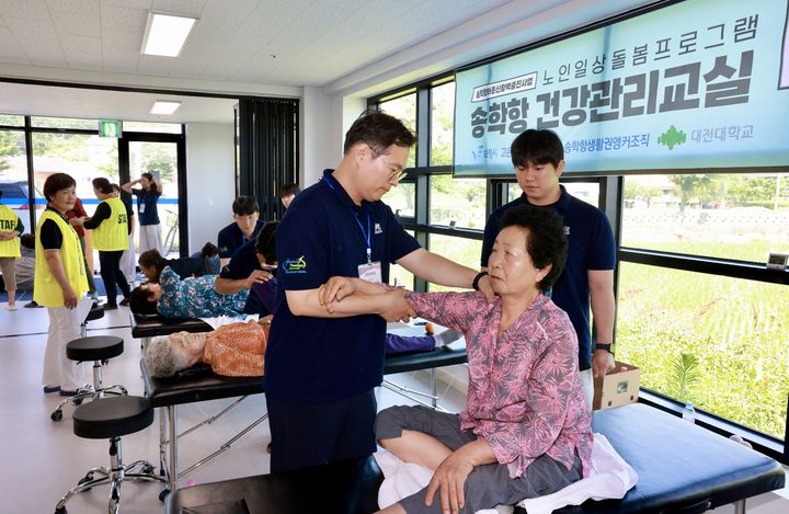 [대전=뉴시스] 대전대 물리치료학과와 한의학과 통합 의료 봉사활동 모습. (사진=대전대 제공) *재판매 및 DB 금지