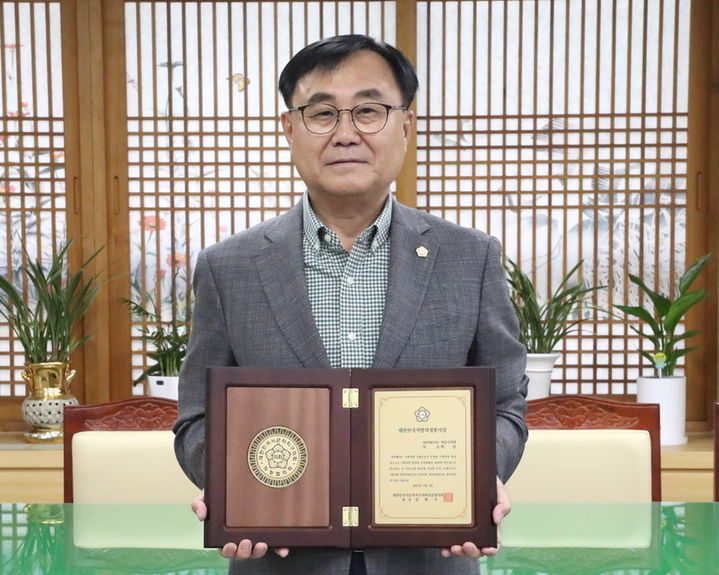 [정읍=뉴시스] 지난 2일 대한민국지방의정봉사상을 받은 정읍시의회 박일 의장. *재판매 및 DB 금지