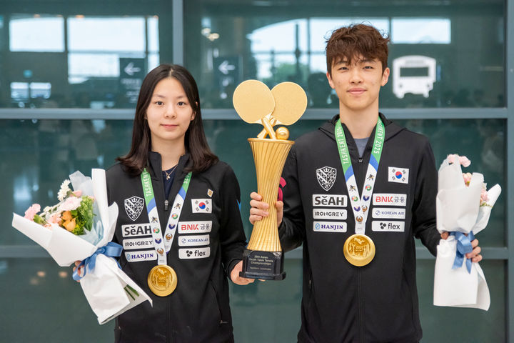 [서울=뉴시스]제29회 아시아청소년탁구선수권대회 혼합복식 우승을 차지한 김가온(왼쪽), 박가현(오른쪽)이 3일 인천공항에서 마련된 환영 행사에서 금메달을 목에 걸고 기념사진을 찍고 있다. (사진=대한탁구협회 제공) 2025.07.03. photo@newsis.com *재판매 및 DB 금지