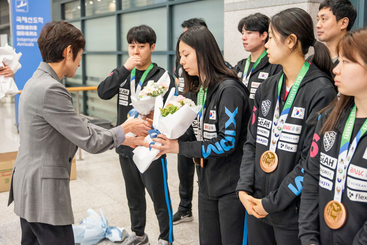 [서울=뉴시스]현정화 대한탁구협회 수석부회장이 3일 제29회 아시아청소년탁구선수권대회에서 선전하고 귀국한 청소년대표팀을 인천공항에서 마중한 뒤 격려하고 있다. (사진=대한탁구협회 제공) 2025.07.03. photo@newsis.com *재판매 및 DB 금지