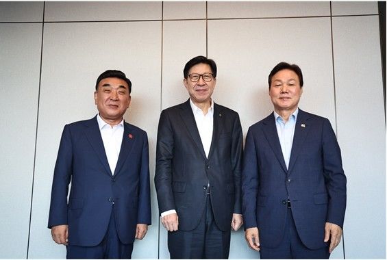 [부산=뉴시스] 부산과 울산시장, 경남도지사가 지난 2일 경남 김해에서 만나 '부울경 시도지사 지역 현안 간담회'를 개최했다. (왼쪽부터) 김두겸 울산시장, 박형준 부산시장, 박완수 경남도지사. (사진=부산시 제공) 2025.07.03. photo@newsis.com *재판매 및 DB 금지