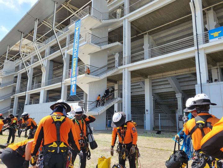 [영암=뉴시스] 3일 전남 영암군 국제자동차경기장(코리아 인터내셔널 서킷)에서 진행된 호남권역 특수구조대 통합훈련에서 참가자들이 로프를 활용한 인명구조 훈련을 진행하고 있다. (사진=전북도소방본부 제공) 2025.07.03. photo@newsis.com *재판매 및 DB 금지