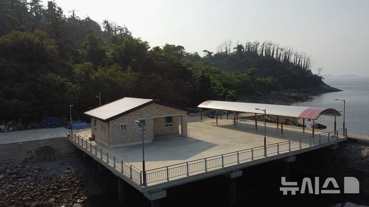 [서울=뉴시스] 군산시 두리도항 어촌정주여건 개선사업을 통해 완공된 두리도 마을회관 전경.