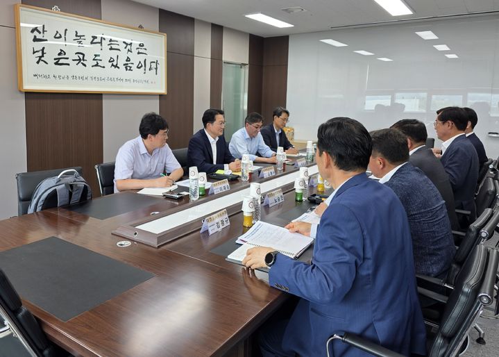 [세종=뉴시스]김종구 농림축산식품부 식량정책실장이 3일 충남 천안시 소재 대전충남양돈농협 포크빌 축산물공판장을 방문해 여름철 축산물 수급 상황을 점검하고 축산물 수급 및 가격 안정에 대한 농협 등 관계기관의 협력을 당부하고 있다. (사진=농식품부 제공) *재판매 및 DB 금지