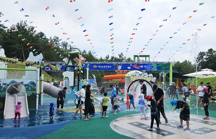 [해남=뉴시스]해남공룡박물관 물놀이장. (사진=해남군 제공) 2025.07.03. photo@newsis.com *재판매 및 DB 금지