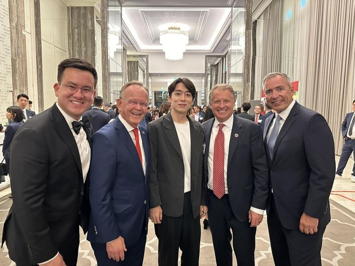 [인천=뉴시스] 지난해 유타대 아시아캠퍼스 10주년 행사에 참석한 맷 홀튼(왼쪽부터) 코튼우드하이츠 시의원, 스튜어트 애덤스 유타주 상원 의장, 박민협 연수구의원, 테일러 랜달 미국 유타대학교 총장, 다니엘 맥케이 유타주 상원의원. (사진=박민협 연수구의원 제공) 2025.07.03. photo@newsis.com *재판매 및 DB 금지