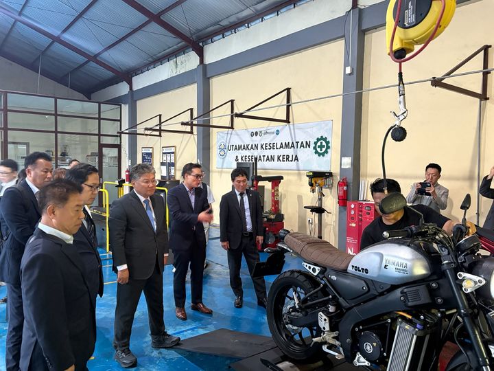 장세일 영광군수가 이끄는 인도네시아 시장개척단이 현지에서 전기이륜차 등 소형 e-모빌리티 산업의 수출 확대 판촉 활동을 펼치고 있다. (사진=영광군 제공) photo@newsis.com *재판매 및 DB 금지