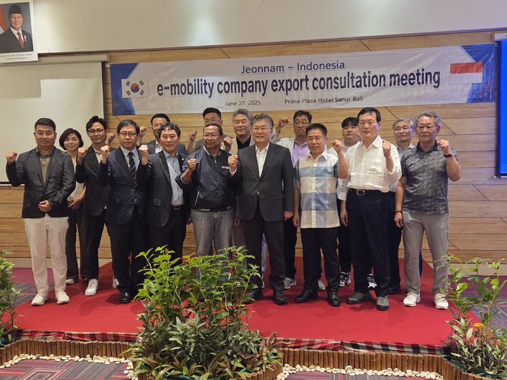 장세일 영광군수(앞줄 오른쪽 네 번째)가 이끄는 인도네시아 시장개척단이 현지에서 전기이륜차 등 소형 e-모빌리티 산업의 수출 확대 판촉 활동을 펼치고 있다. (사진=영광군 제공) photo@newsis.com *재판매 및 DB 금지