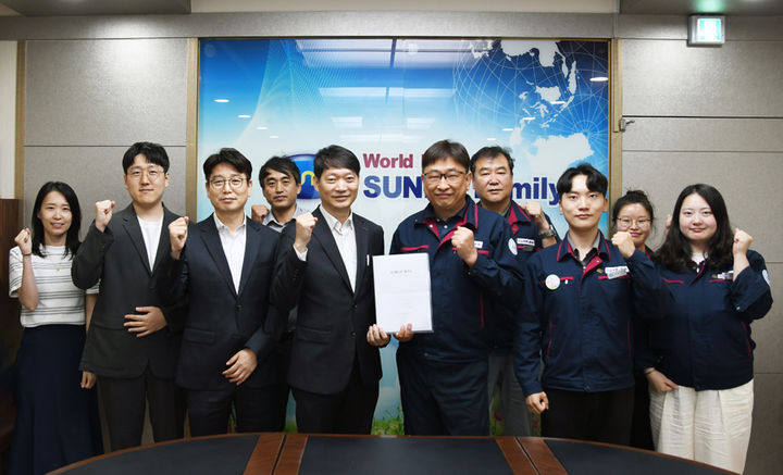 [부산=뉴시스] 세정그룹의 IT 전문 관계사인 세정아이앤씨와 조선기자재 기업 SB선보의 '통합형 ERP 고도화 프로젝트' 업무 협약식이 진행되고 있다. (사진=세정그룹 제공) 2025.07.03. photo@newsis.com *재판매 및 DB 금지