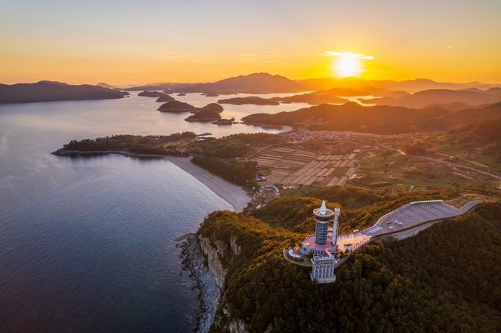 [고흥=뉴시스] 전남 고흥 남열리 해돋이 해수욕장과 우주발사전망대가 위치한 해안경관. (사진=고흥군 제공) 2025.07.03. photo@newsis.com *재판매 및 DB 금지