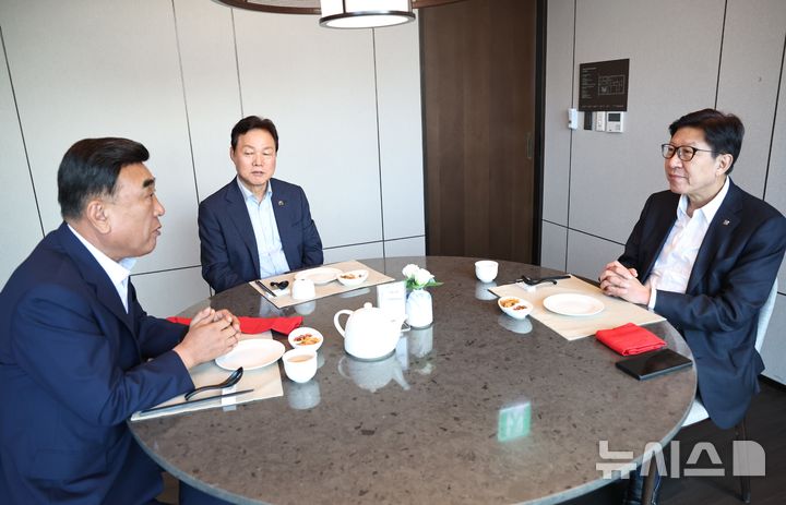 [김해=뉴시스]김두겸(왼쪽부터) 울산시장, 박완수 경남도지사, 박형준 부산시장이 지난 2일 오후 김해시 모처에서 만나 부울경을 대한민국의 새로운 성장 거점으로 만들기 위한 방안과 지역 현안을 논의하고 있다.(사진=경남도 제공) 2025.07.03. photo@newsis.com