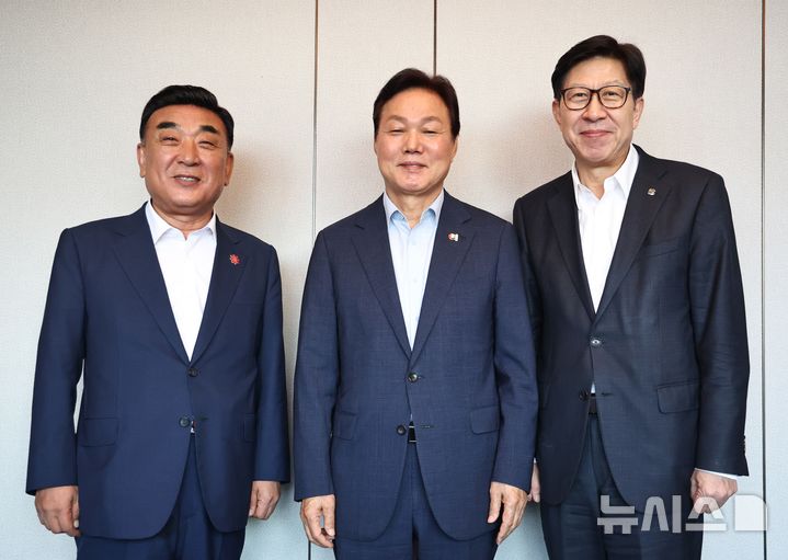 [김해=뉴시스]김두겸(왼쪽부터) 울산시장, 박완수 경남도지사, 박형준 부산시장이 지난 2일 오후 김해시 모처에서 만나 부울경을 대한민국의 새로운 성장 거점으로 만들기 위한 방안과 지역 현안을 논의한 후 포즈를 취하고 있다.(사진=경남도 제공) 2025.07.03. photo@newsis.com