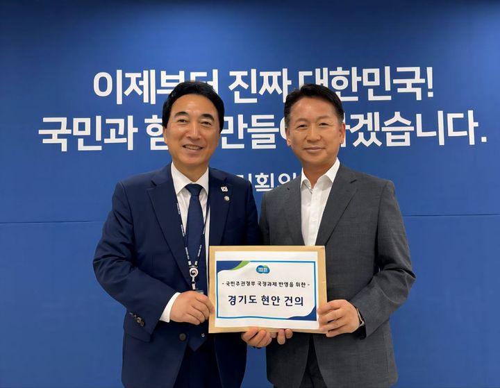 [수원=뉴시스] 고영인 경기도 경제부지사(오른쪽)가 3일 오전 정부서울청사 창성동 별관에 있는 국정기획위원회에서 박수현 국가균형성장발전특별위원장에게 '경기도 현안 건의'를 전달하고 있다. (사진=경기도 제공) 2025.07.03.photo@newsis.com *재판매 및 DB 금지