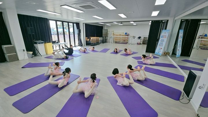 [밀양=뉴시스] 상반기 프로그램 활동 사진 어린이 발레단 MY 포-인. (사진=밀양시 제공) 2025.07.03. photo@newsis.com *재판매 및 DB 금지