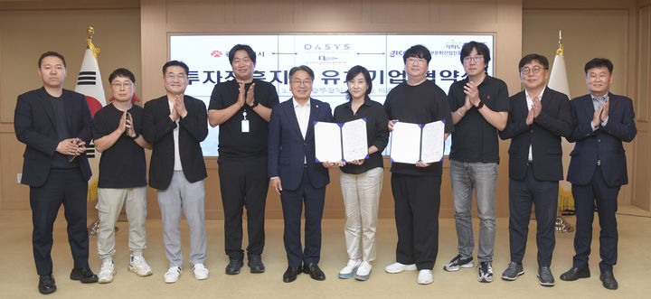 [광주=뉴시스] 송창헌 기자 =강기정 광주시장이 3일 시청 비즈니스룸에서 ㈜오아시스스튜디오, ㈜루이웍스미디어와 투자진흥지구 유치기업 업무협약을 체결한 뒤 기념촬영을 하고 있다. (사진=광주시 제공) 2025.07.03 photo@newsis.com *재판매 및 DB 금지