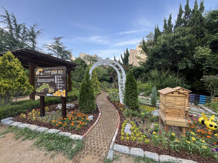 [부산=뉴시스] 금강공원 내 조성된 꿀벌 생태 정원 '밀원가든' (사진=부산시설공단 제공) 2025.07.03. photo@newsis.com *재판매 및 DB 금지