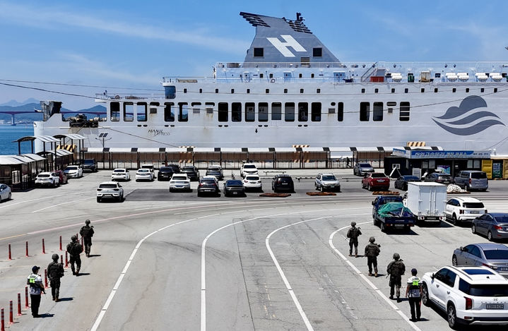 [완도=뉴시스] 육군 제31보병사단 횃불여단 해안기동타격대가 3일 전남 완도항에서 완도해경과 불시 합동순찰을 실시하고 있다. (사진 = 육군 제31보병사단 제공) 2025.07.03. photo@newsis.com *재판매 및 DB 금지