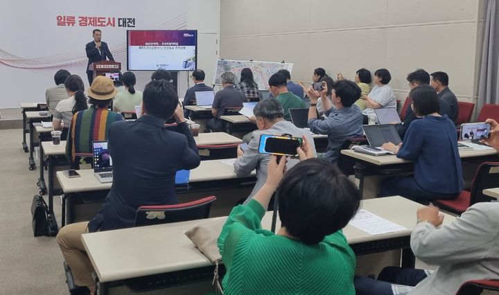 [대전=뉴시스]남시덕 대전시 교통국장이 3일 대전 외삼~장대교차로 간 BRT 건설 관련 브리핑을 하고 있다. (사진=대전시 제공) 2025. 07. 03 photo@newsis.com *재판매 및 DB 금지