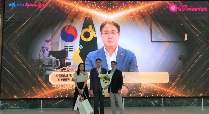 [울산=뉴시스] 농협중앙회 울산본부(본부장 이종삼)는 2일 울산시청에서 열린 2025년 3분기 직원 정례회에서 울주군 온양읍과 언양읍 산불 피해 복구와 지역 공헌활동을 인정받아 시장 표창을 수상했다고 밝혔다. (사진= 울산농협 제공) 2025.07.03.photo@newsis.com *재판매 및 DB 금지