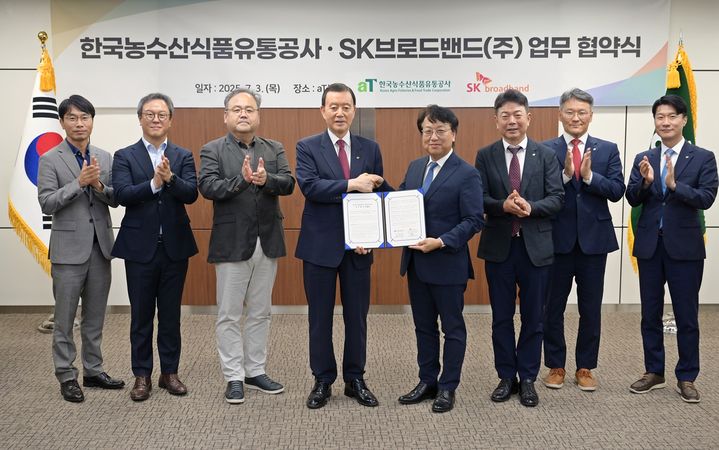 [세종=뉴시스] 한국농수산식품유통공사(aT)와 SK브로드밴드㈜가 3일 서울 양재동 aT센터에서 업무협약(MOU)을 체결하고, 농어민 소득 증대 및 유통 구조 개선을 위해 협력하기로 했다. (사진 = aT 제공) 2025.07.03.&nbsp; *재판매 및 DB 금지