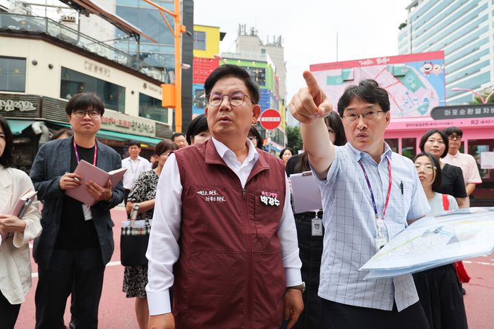 [서울=뉴시스] 광역철도 사업 구간인 홍대입구역 일대를 점검 중인 박강수 마포구청장과 관계 공무원들. 2025.07.03 (사진 제공=마포구청) photo@newsis.com *재판매 및 DB 금지