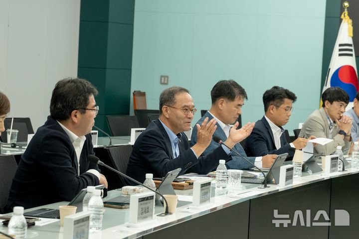 [서울=뉴시스]이찬우 NH농협금융지주 회장이 "ESG(환경·사회·지배구조)는 기업이 지속가능하기 위한 필수 요소로 체계를 정교하게 다듬어 미래를 준비해야 할 때"라고 강조했다. (사진=NH농협금융지주 제공). 2025.07.03. photo@newsis.com 