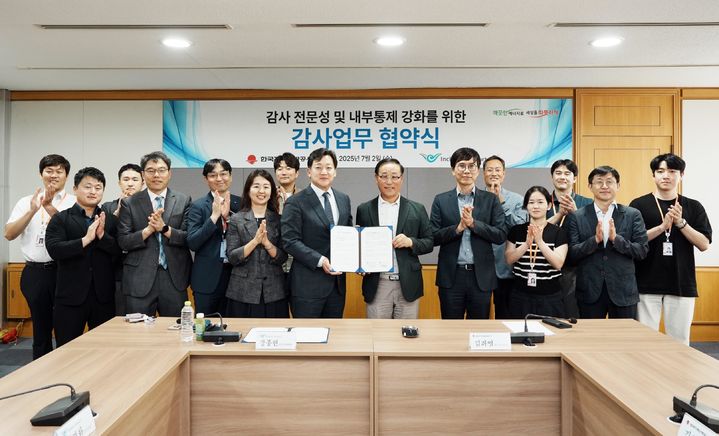 [세종=뉴시스]김좌열 한국지역난방공사 상임감사위원(사진 가운데서 오른쪽)이 장종현 인천국제공항공사 상임감사위원(사진 가운데서 왼쪽)과 감사업무협약을 맺었다.(사진=한난 제공) *재판매 및 DB 금지