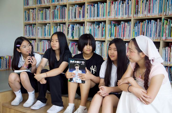 [창원=뉴시스] 강경국 기자 = 경남 창원시 시민참여형 콘텐츠 '고민 파세요~ 고민팔이 소녀' 첫 촬영이 3일 대산초등학교에서 진행되고 있다. (사진=창원시청 제공). 2025.07.03. photo@newsis.com *재판매 및 DB 금지