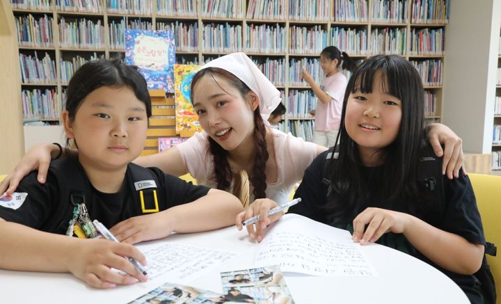 [창원=뉴시스] 강경국 기자 = 경남 창원시 시민참여형 콘텐츠 '고민 파세요~ 고민팔이 소녀' 첫 촬영이 3일 대산초등학교에서 진행되고 있다. (사진=창원시청 제공). 2025.07.03. photo@newsis.com *재판매 및 DB 금지