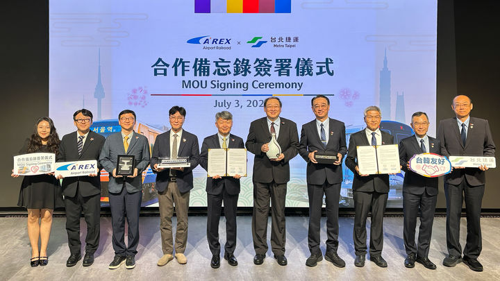 [서울=뉴시스] 공항철도㈜는 3일 오전 대만 타이베이 메트로와 양사 간 동반 성장을 도모하고 협력 체계를 강화하기 위한 업무협약(MOU)을 체결했다고 밝혔다. 사진은 이날 업무협약식에서 공항철도 지용찬 영업계획처장(왼쪽 4번째부터), 임근식 부사장, 타이베이메트로 짜오샤오롄 회장, 황칭신 사장, 잔원타오 부사장 등이 기념촬영을 하고 있다. 2025.07.04. (사진=공항철도 제공) photo@newsis.com *재판매 및 DB 금지