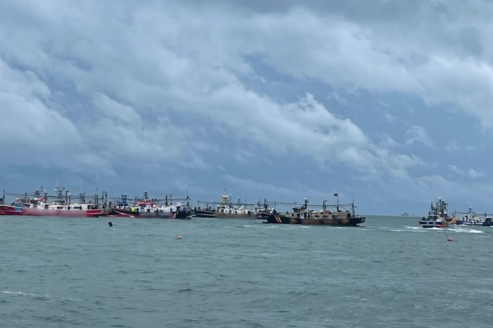 [여수=뉴시스] 전남 여수시 화정면 낭도 인근 해상에서 어선들이 밀집 조업하고 있다. (사진=여수해양경찰서 ㅍ제공) 2025.07.03. photo@newsis.com *재판매 및 DB 금지