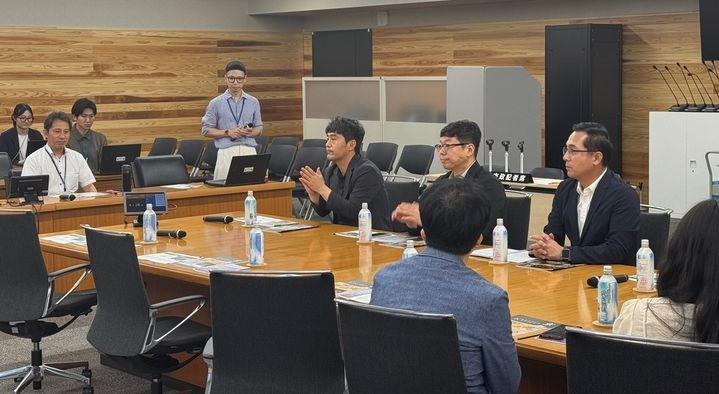 [대전=뉴시스] 조명휘 기자 = 박의조(오른쪽) 대전 동구청장 등이 3일 일본 교토시청을 찾아 교토역 개발과정에 대한 설명을 듣고 있다. (사진= 동구청 제공) 2025.07.03. photo@newsis.com *재판매 및 DB 금지