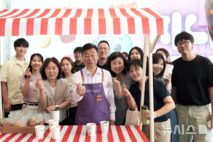 [성남=뉴시스] 신상진 경기 성남시장이 3일 시청 1층 누리홀에서 직원들과 기념촬영을 하고 있다. (사진=성남시 제공) 2025.07.03. photo@newsis.com