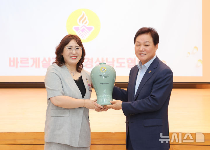 [창원=뉴시스]3일 경남도청 대회의실에서 열린 경남 및 전남 바르게살기운동협의회 주최 '2025년 영호남 문화 교류행사' 중 박주영(왼쪽) 전라남도협의회장이 박완수 경남도지사에게 기념품을 전달하고 있다.(사진=경남도 제공)2025.07.03. photo@newsis.com