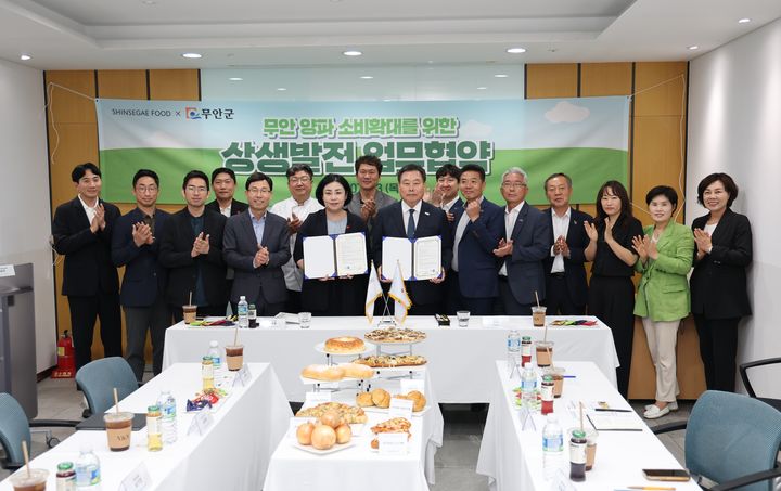 [무안=뉴시스] 전남 무안군-신세계푸드 업무협약. (사진=무안군 제공) 2025.07.03. photo@newsis.com *재판매 및 DB 금지