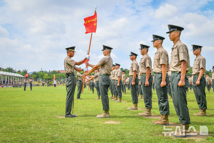 [포항=뉴시스] 안병철 기자 = 3일 해병대 연병장에서 신병 1318기 1297명의 수료식이 진행되고 있다.(사진=해병대 교육훈련단 제공) 2025.07.03. photo@newsis.com