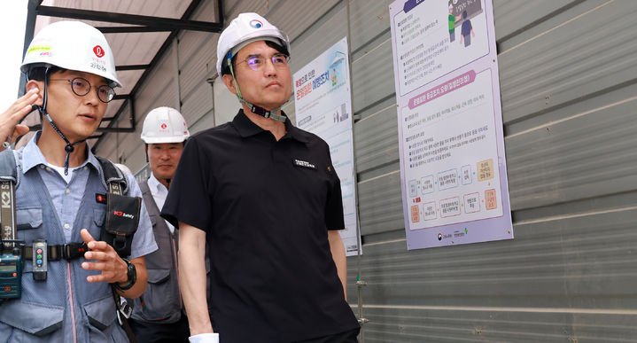 [서울=뉴시스] 권창준 고용노동부 차관이 3일 오후 서울 용산구에 위치한 롯데건설 공사현장에 방문해 '폭염안전 5대 기본수칙 준수'를 점검하고 있다. 2025.07.03. (사진=고용노동부 제공) *재판매 및 DB 금지