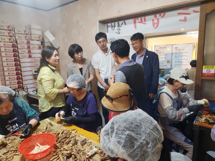 전북도 사업단 관계자가 7월3일 충북 청주시 서원구 두꺼비시장의 '일하는 밥퍼' 사업장을 둘러보고 있다. (사진=충북도 제공) *재판매 및 DB 금지