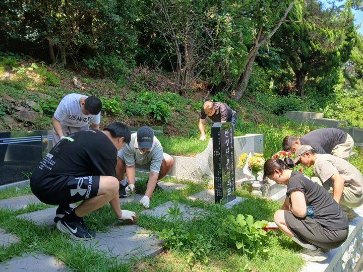 [부산=뉴시스] 동명대학교는 군사학과 학생들이 지난 2일 부산 남구 안중근 의사 여동생 안성녀 지사 묘역 주변 정화활동을 펼쳤다고 3일 밝혔다. (사진=동명대 제공) 2025.07.03. photo@newsis.com *재판매 및 DB 금지