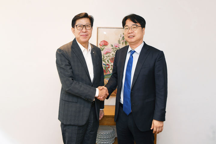 [부산=뉴시스] 박형준 부산시장(왼쪽)과 이재성 더불어민주당 부산시당위원장이 3일 부산 해운대구의 한 식당에서 오찬을 함께하면서 부산의 현안과 발전을 위한 협치 방안을 논의했다. (사진=부산시 제공) 2025.07.03. photo@newsis.com&nbsp; *재판매 및 DB 금지