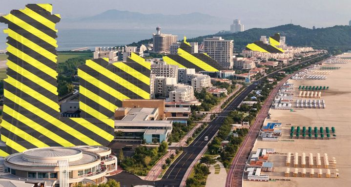 [서울=뉴시스] 북한 원산 갈마 리조트의 고급 호텔 예정지 중 11곳은 북한이 배포한 공식 지도에서 이름이 없어 아직 완성되지 않은 것으로 추정된다고 NK 뉴스가 3일 보도했다. 노란색 빗금이 쳐진 부분이 아직 고급 호텔이 완공되지 않은 곳으로 NK뉴스측이 편집한 사진이다.(출처: NK뉴스) 2025.07.03. *재판매 및 DB 금지