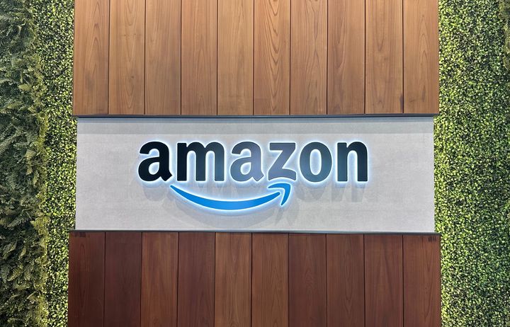 [지바=뉴시스]전병훈 기자 = 지난달 30일 찾은 일본 지바시의 아마존 재팬 풀필먼트 센터 입구에 설치된 아마존 로고 *재판매 및 DB 금지