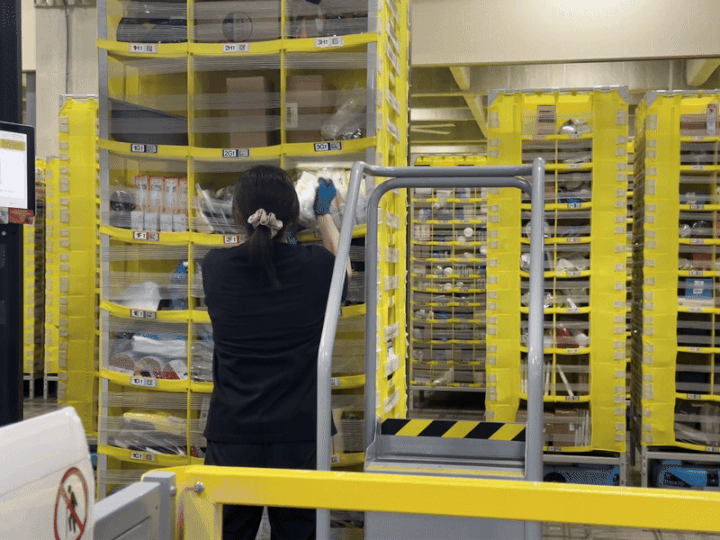 [지바=뉴시스]전병훈 기자 = 지난달 30일 찾은 지바 미나토 아마존 풀필먼트 센터에서 작업자가 포드에 상품을 무작위로 넣고 있는 모습이다. *재판매 및 DB 금지 *재판매 및 DB 금지